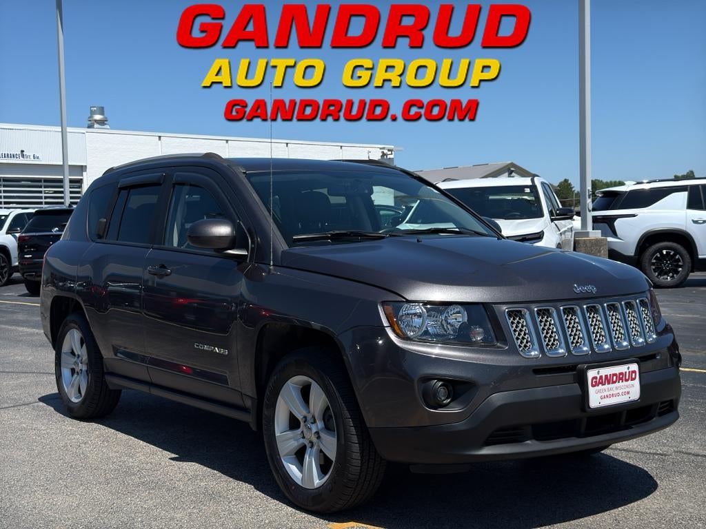 2017 Jeep Compass Latitude 4x4 in Gray — front three-quarter view