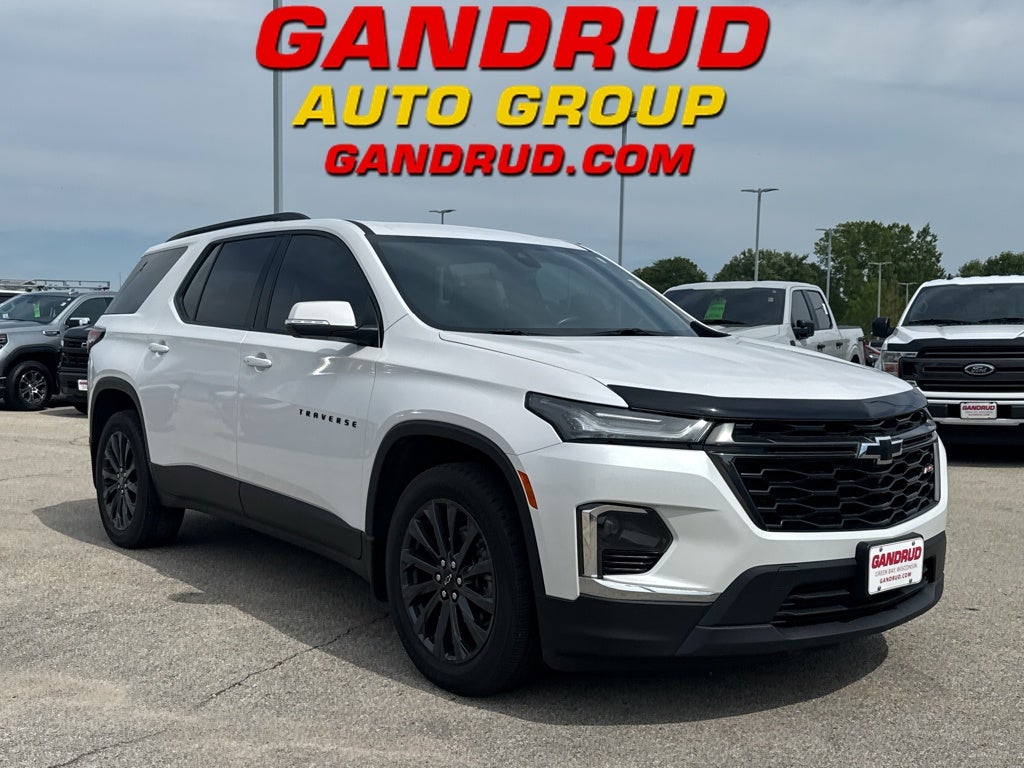 2022 Chevrolet Traverse RS in Iridescent Pearl Tricoat — front three-quarter view