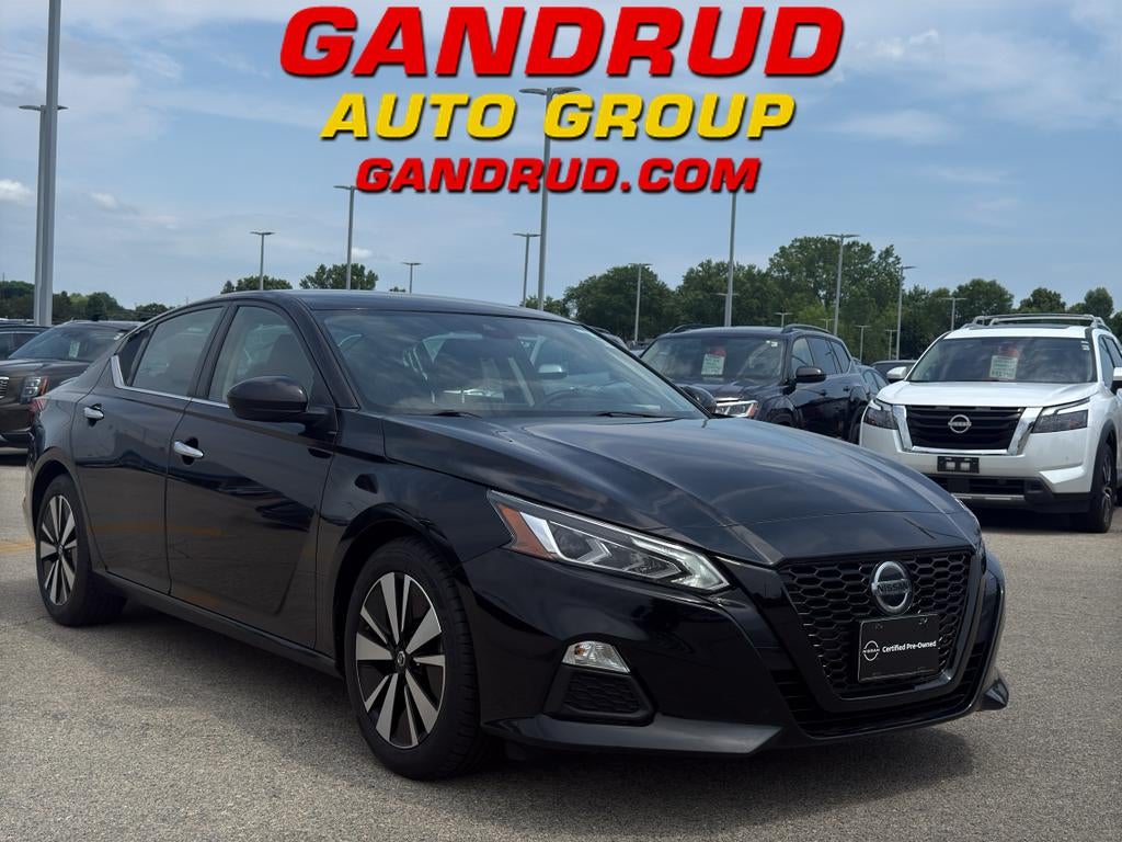 2022 Nissan Altima SV FWD in Black — front three-quarter view